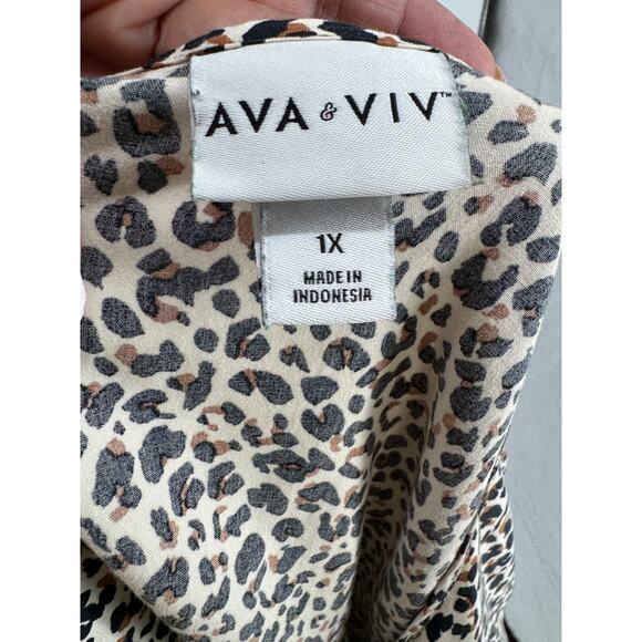 Ava & Vivi 1X Leopard Short Sleeve Button Back Blouse - Picture 4 of 7
